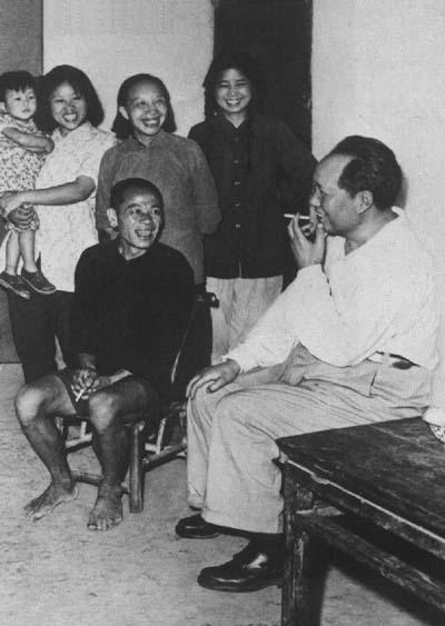 老照片：1959年，毛主席回到韶山与乡亲同聚一堂。