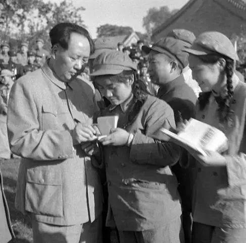 老照片：毛主席为志愿军归国代表解秀梅签名。