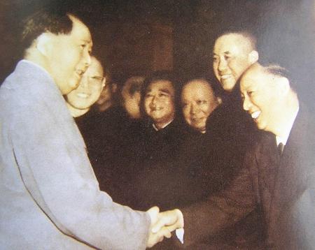 老照片：20世纪50年代，毛泽东主席接见时任全国政协委员的刘靖基（右一）等代表人士