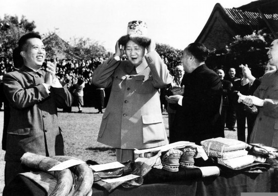 老照片：1956年，毛泽东接受少数民族代表献礼。
