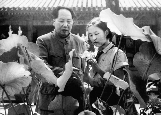 老照片：1951年，毛泽东和女儿李讷观赏荷花。