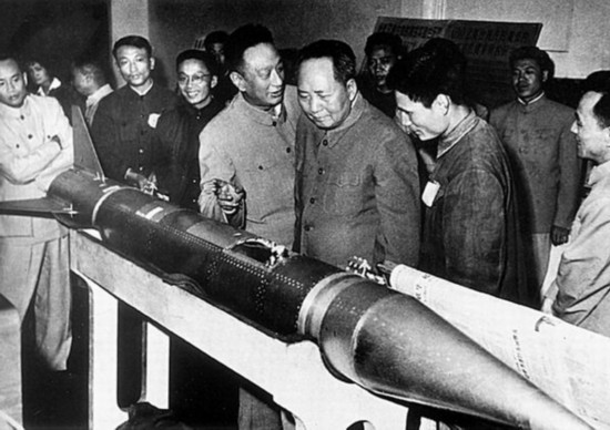 老照片：1960年5月，毛泽东在柯庆施的陪同下在上海参观中国研究制造的第一枚探空火箭。