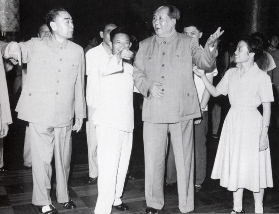 老照片：1964年，毛泽东、周恩来、胡耀邦在共青团第九次全国代表大会合影。