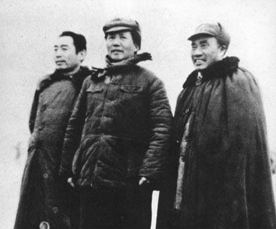 老照片：1946年11月19日，周恩来率中共代表团部分成员飞返延安。这是他回延安后和毛泽东、朱德在一起。
