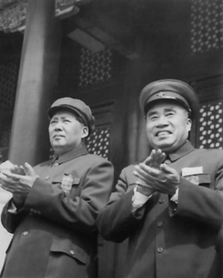 老照片：1952年5月1日，朱德和毛泽东在天安门城楼上。