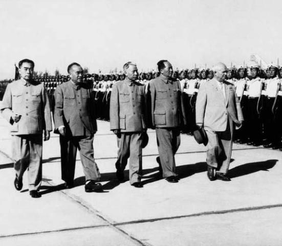 老照片：1954年9月29日，朱德和毛泽东、刘少奇、周恩来陪同赫鲁晓夫检阅三军仪仗队。