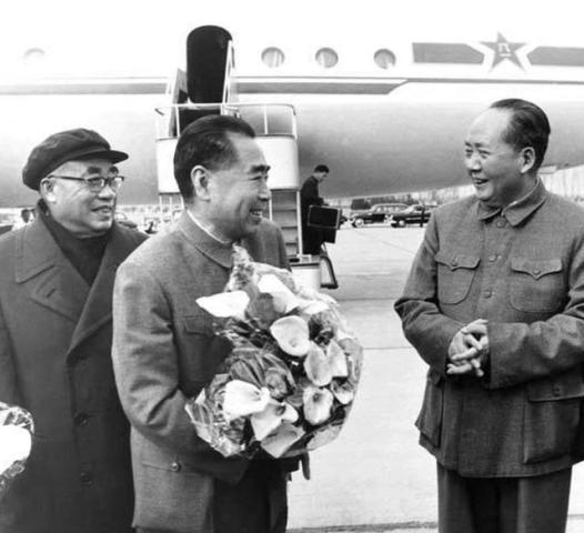 老照片：1964年，周恩来访苏归来，毛泽东、朱德等前往首都机场迎接。