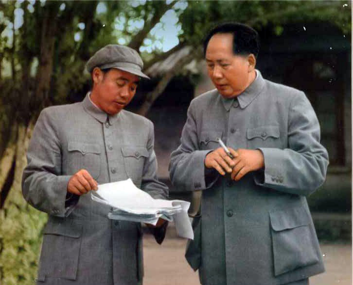 老照片：1955年，毛泽东与汪东兴。