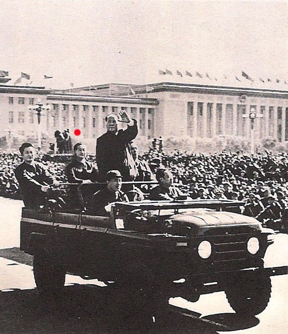 老照片：1966年11月，汪东兴（前排）陪同毛泽东检阅红卫兵。