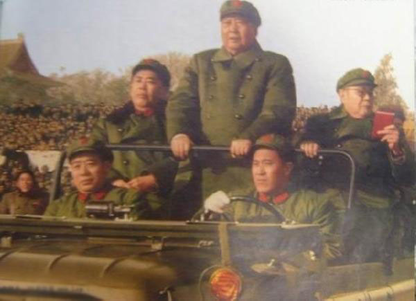 老照片 ：文革期间陪同毛主席的汪东兴。