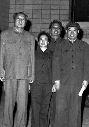 老照片：毛泽东和汪东兴、张耀祠、吴旭君在一起。