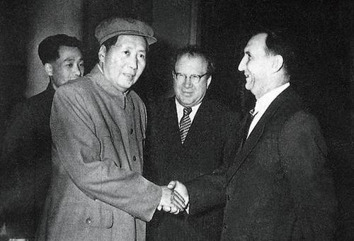 老照片：20世纪50年代，毛泽东会见时任中央人民政府政务院经济总顾问和苏联来华专家组总负责人的阿尔希波夫（右一）