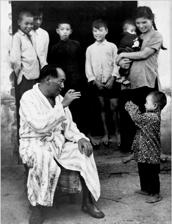 老照片：1958年，毛泽东畅游湘江后在农家门口与小孩逗趣。