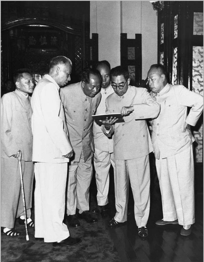 老照片：1960年，毛泽东、周恩来、刘少奇、彭真、陈毅、邓小平在聚精会神的看一本古书。
