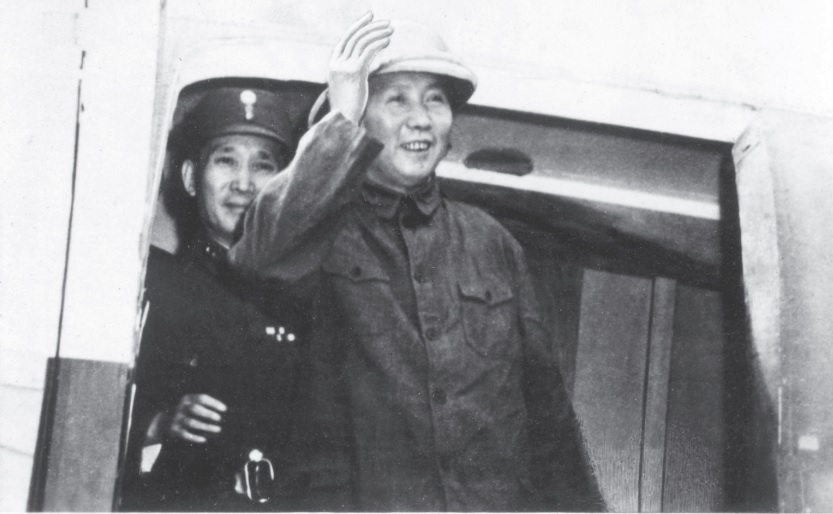 老照片：1945年8月28日，为争取抗战胜利后中国和平民主建国的光明前途，毛泽东飞抵重庆