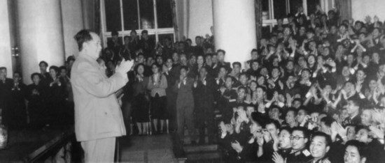 老照片：1957年，毛泽东在莫斯科大学对留苏学生演讲。