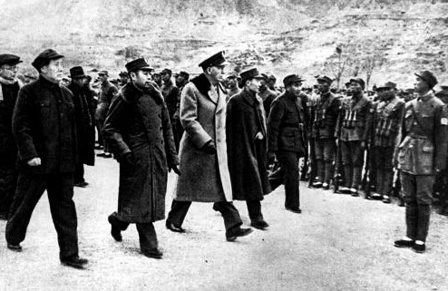 老照片：1946年3月4日，毛泽东、朱德陪同马歇尔、张治中、周恩来“军事协调小组”在延安机场检阅仪仗队。
