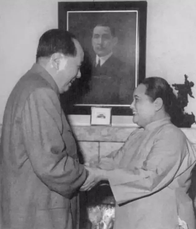 老照片：1961年，毛泽东在孙中山故居看望宋庆龄。