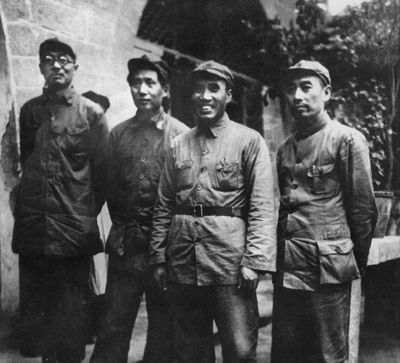 老照片：1937年8月，周恩来与国民党进行五次谈判后回到延安。这是他和毛泽东、朱德、林伯渠在毛泽东居住的窑洞前合影。