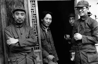 老照片：1937年，毛泽东、周恩来和博古（右一）的合影。