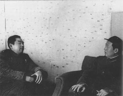老照片：周恩来和毛泽东一起运筹决策。