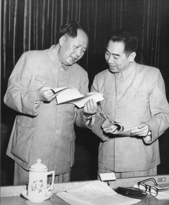 老照片：1953年，周恩来和毛泽东在中央人民政府委员会议上。