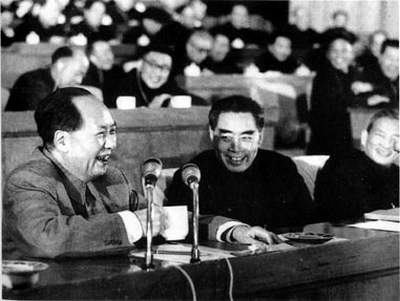 老照片：1962年初，周恩来和毛泽东、陈云在中共中央召开的扩大的中央工作会议（即七千人大会）上。