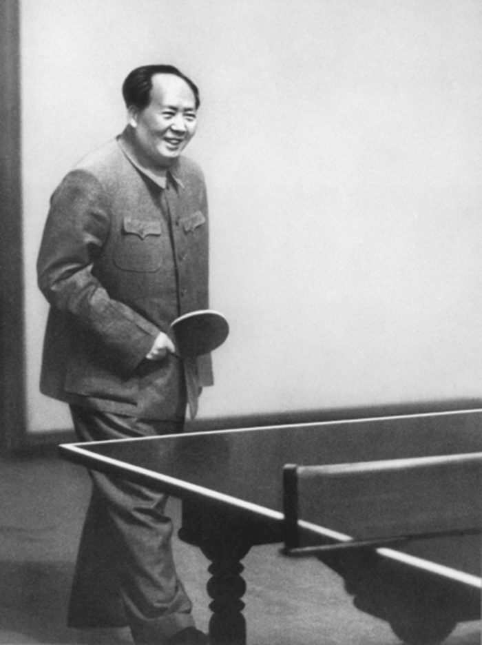 老照片：1963年，毛泽东在上海打乒乓球。毛泽东亦酷爱打乒乓球。他在延安时打乒乓直握球拍，住进中南海后改为横握球拍。