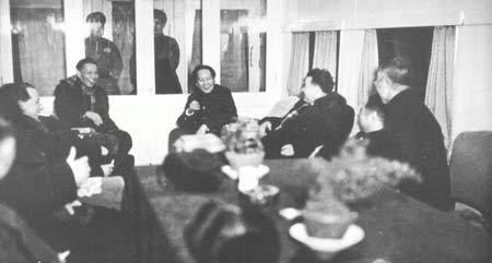老照片：1949年12月，毛泽东访问莫斯科。临行，在专列上与送行者亲切交谈。
