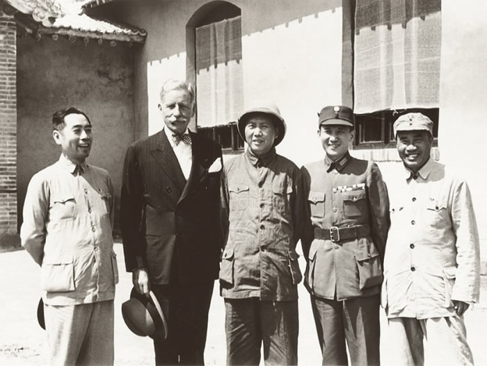 老照片：1945年美国大使赫尔利、国民党张治中将军来到延安，陪同毛泽东主席前往重庆参加国共谈判时，与朱德、周恩来在延安的合影。