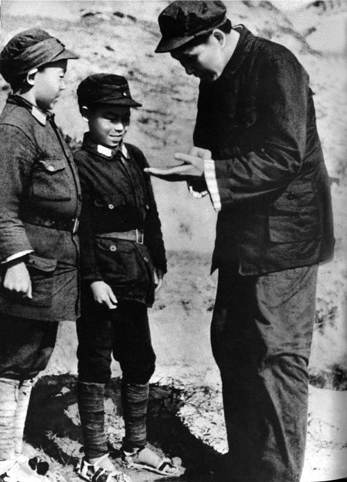 老照片：1939年春，毛泽东在延安教两个小八路写字