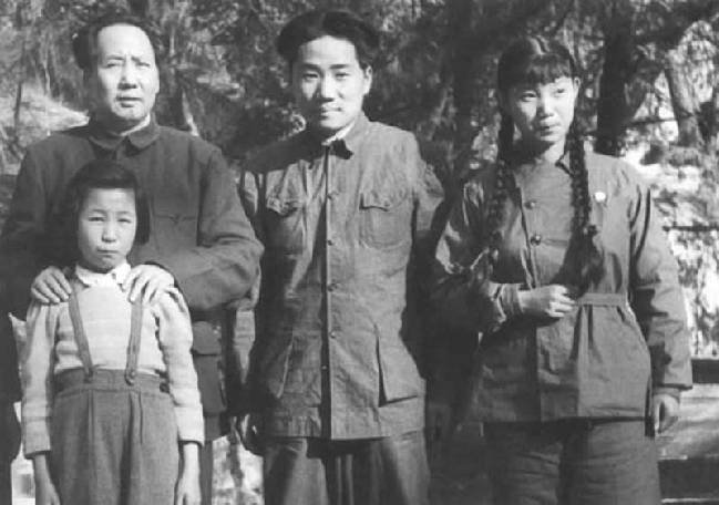 老照片：1949年4月，毛泽东和毛岸英、刘松林、李讷在香山