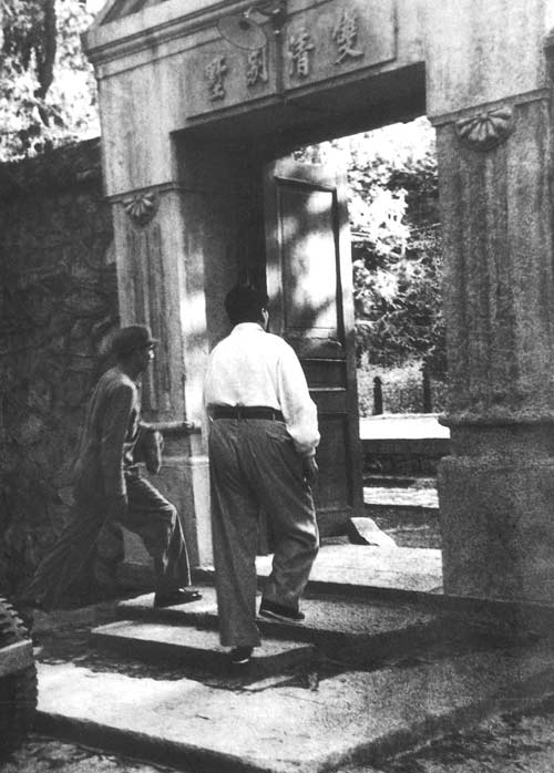 老照片：1949年3月，在警卫人员陪同下，毛泽东走入双清别墅