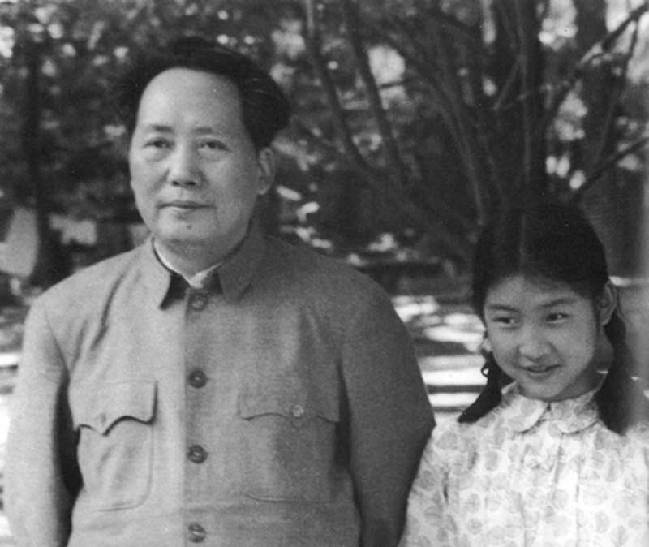 老照片：1949年5月，毛泽东同李敏在北平香山