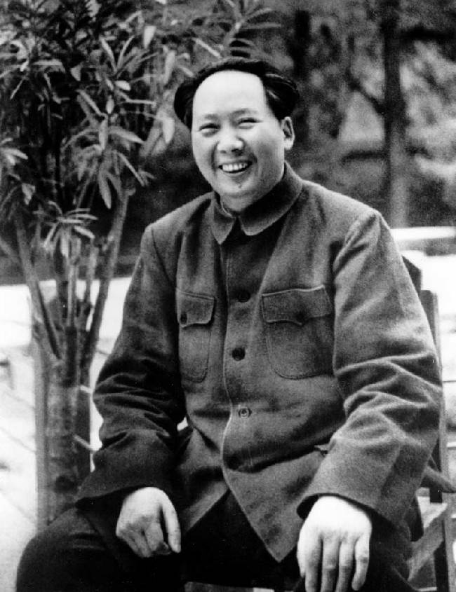 老照片：1949年5月28日，毛泽东在北平香山双清别墅驻地