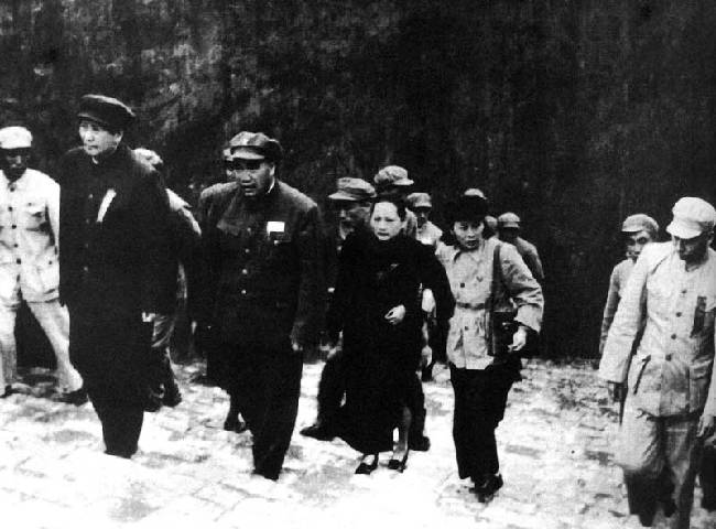 老照片：1949年10月1日，毛泽东、刘少奇、朱德、宋庆龄等从西侧登上天安门城楼