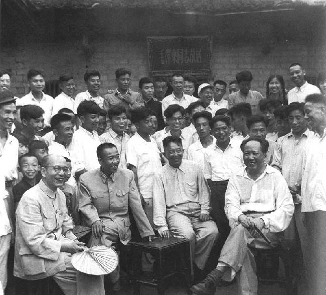 老照片：1959年6月25日，毛泽东回到离别数年的故乡韶山（前排左二为王任重、左三为罗瑞卿）