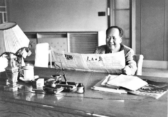 老照片：1962年，毛泽东在武汉东湖宾馆读《人民日报》