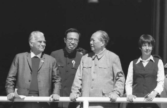 老照片：1970年10月1日，毛泽东与美国著名记者、中国人民的老朋友埃德加・斯诺和夫人在天安门城楼上。