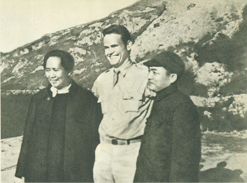 老照片：1944年，彭德怀与毛泽东和美军观察组成员在延安合影。