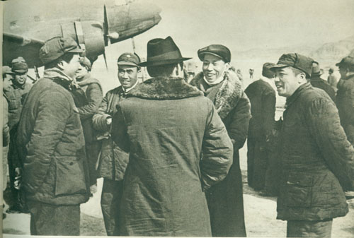 老照片：1946年1月27日，彭德怀在延安机场迎接出席蒋介石在重庆召开的政治协商会议会议，由重庆返回延安向党中央汇报的周恩来。左起：毛泽东、朱德、周恩来、刘少奇、彭德怀。