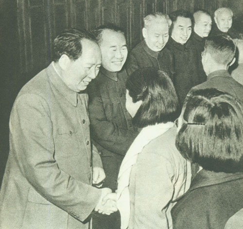 老照片：1956年4月，彭德怀与毛泽东、朱德、刘少奇、周恩来、董必武等党和国家领导人接见出席全国先进生产者代表会议的代表。