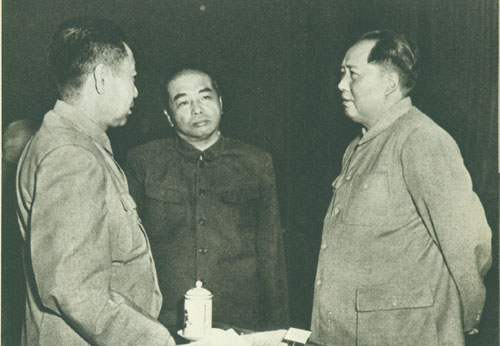 老照片：1956年9月，时为中共中央政治局委员的彭德怀和毛泽东主席、周恩来副主席在中国共产党第八次全国代表大会上。
