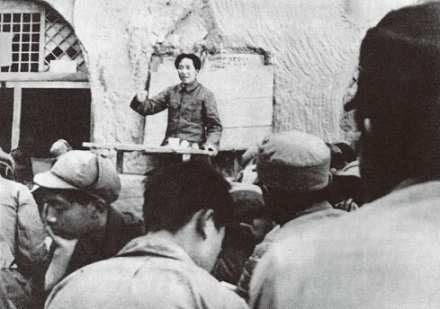 老照片：1938年5月,毛泽东在延安鲁迅艺术学院作报告
