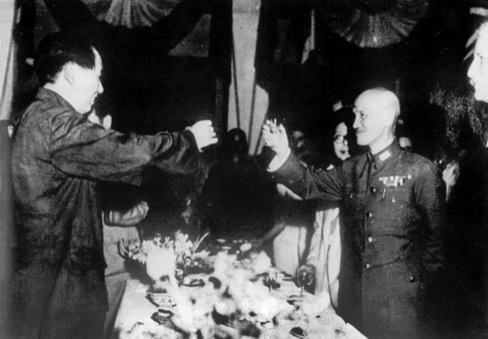 老照片：1945年毛泽东和蒋介石在重庆谈判时的合影。