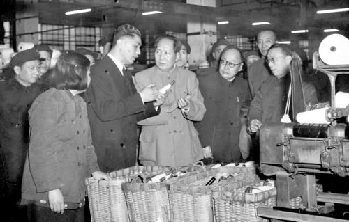 老照片：1956年1月10日，毛泽东在上海市长陈毅（右三）陪同下，视察上海公私合营申新九厂，和荣毅仁交谈。