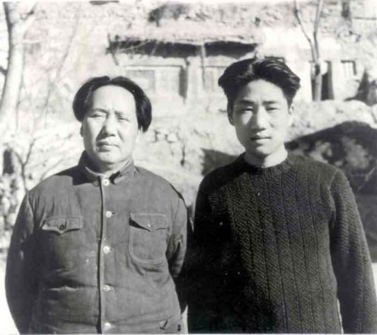 老照片：1946年，毛泽东与大儿子毛岸英在延安王家坪