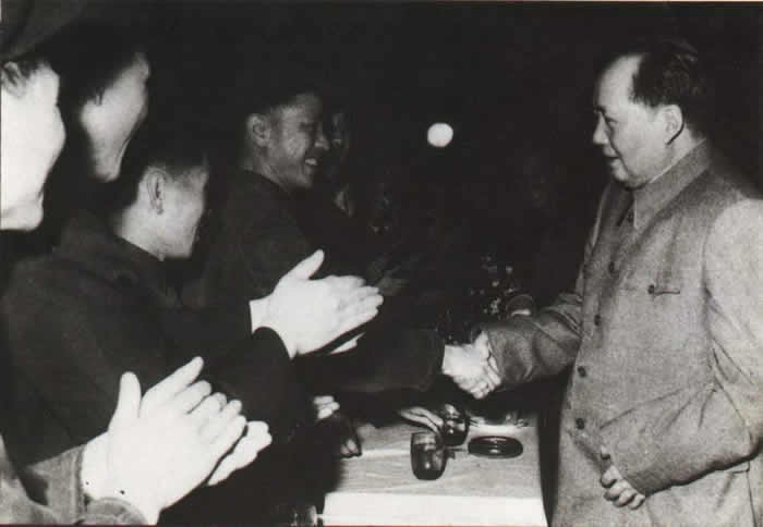 老照片：1961年5月1日，中共中央主席毛泽东在上海电机厂与上海市劳动模范和工人代表欢度国际劳动节