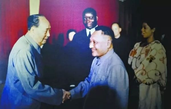 老照片：1974年9月5日，毛泽东在梅岭一号会见多哥共和国总统纳辛贝・埃亚德马时，与时任副总理邓小平亲切握手。这是邓小平1973年复出后，第一次来武汉见毛泽东。