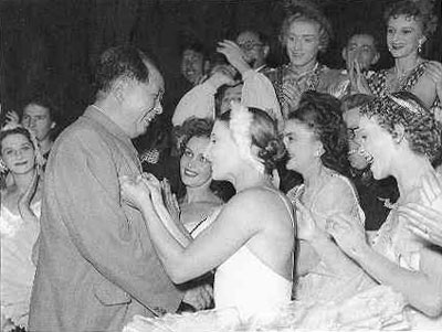 老照片：1957年10月29日，毛泽东观看苏联芭蕾舞团演出《天鹅湖》。